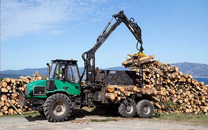 Koneet ja laitteet, traktori siirtää puita